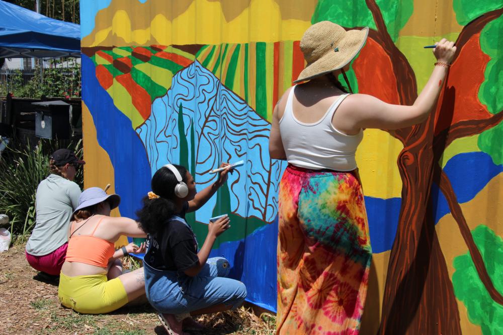 Heather_Lieb_Volunteers_Painting_Mural
